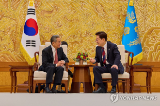  Lee meets Chinese FM, calls for close communication on Korean Peninsula issues 